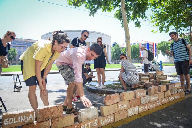 Zagreb: Performans Siniše Labrovića "Zid, pljesak, kuća, smijeh" na Trgu žrtava fašizma 