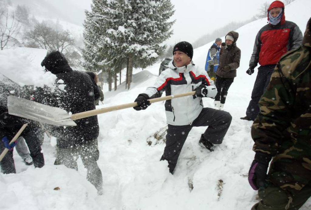 Ministar Matić je s braniteljima čistio snijeg pokraj Samobora