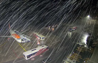 FOTO Hitno evakuirali putnike iz aviona u zračnoj luci Dubrovnik