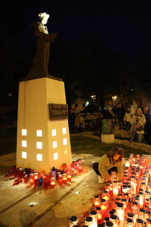 Split: Odana  počast svim žrtvama Vukovara kraj spomenika „I u mom gradu Vukovar svijetli“