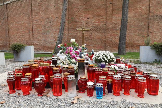 Zagreb: Grob Milana Bandića pun svijeća uoči blagdana Svih svetih