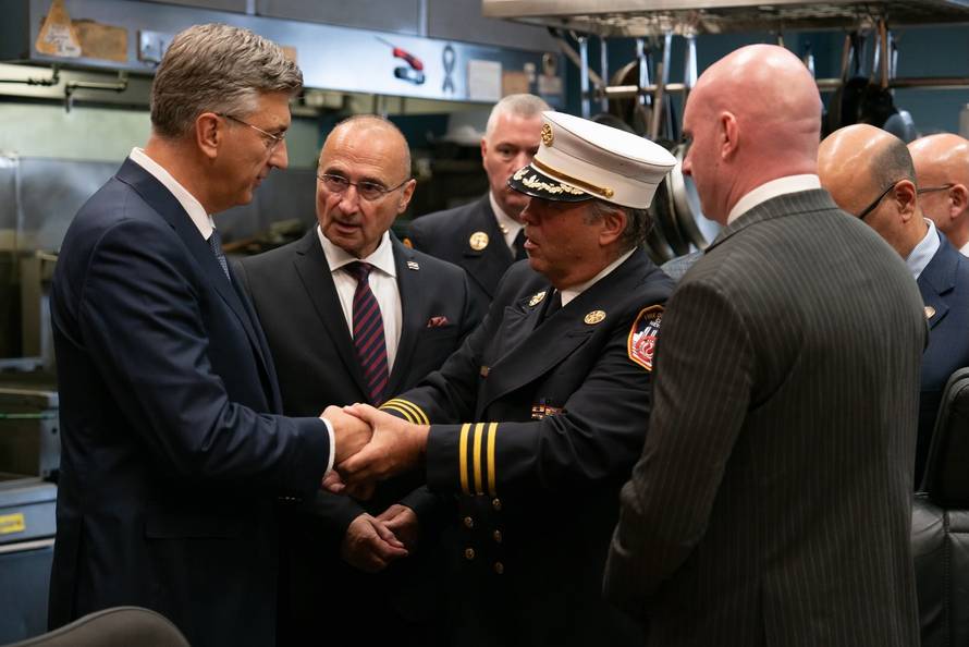 Premijer Plenković posjetio je vatrogasce u New Yorku, pa ostavio ruže za žrtve terorizma
