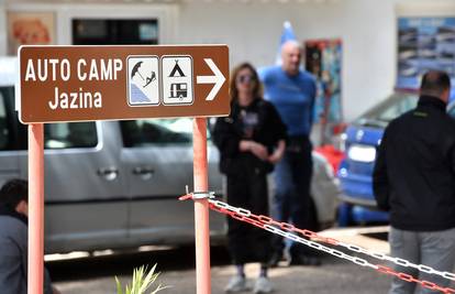 Drama u Tisnom: Inspektori su došli zapečatiti kamp koji je na crno radio. Ljudi su ih blokirali!