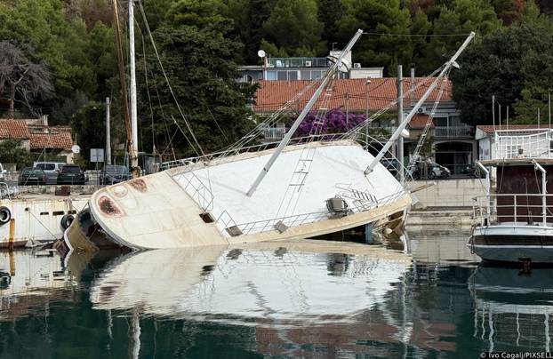 Potonuo brod Nerezine u Omišu
