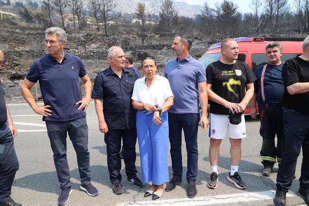 Premijer Andrej Plenković u obilasku požarišta u Omišu
