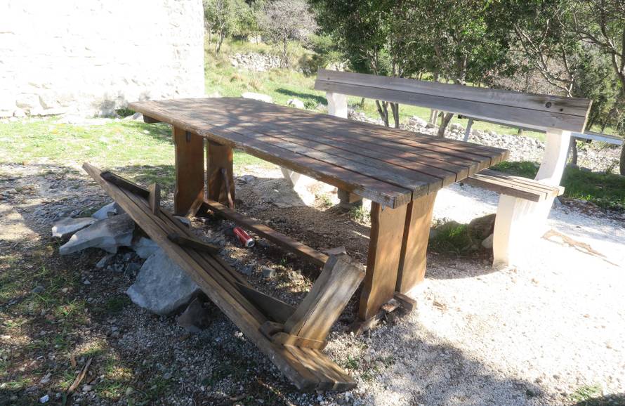 Kaštela: Uz oltar u crkvi zapalili vatru i napravili peku