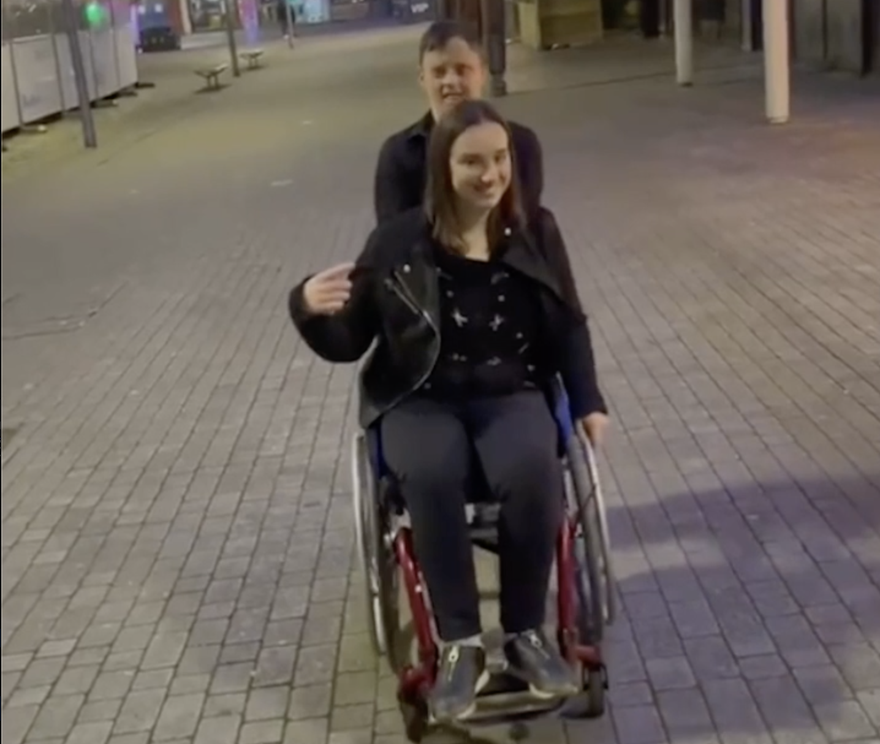 Nesvakidašnja noćna smjena: Osobama s invaliditetom je pomagala u izlasku u klub