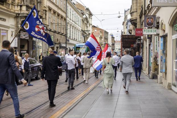 Zagreb: Mladenci i svatovi nakratko zaustavili promet u Ilici