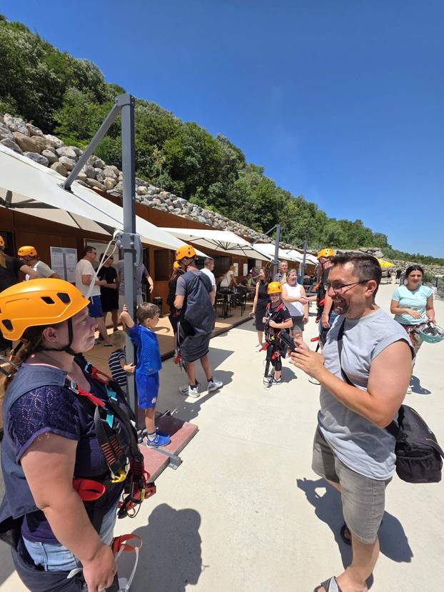 FOTO Adrenalinska atrakcija u Orahovici - zip line preko jezera!