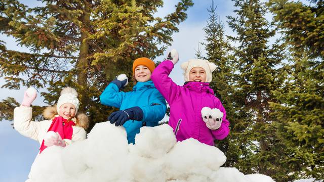 Top ideje za dječje igre u snijegu