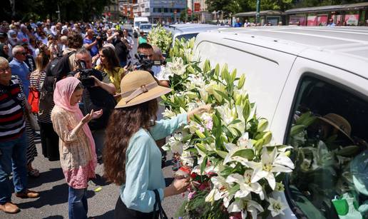 FOTO Obitelji ubijenih ispratile su u Sarajevu posmrtne ostatke 14 žrtava genocida u Srebrenici