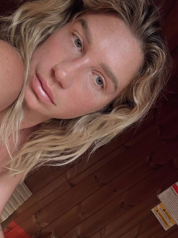 Pronađi Keshu! Nosila neobičnu cvjetnu kreaciju i šokirala sve: Izgledala poput velikog buketa