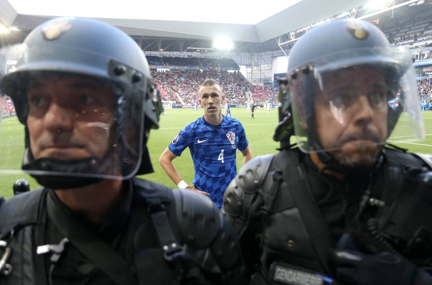 Policija svima skida cipele jer ima dojavu da su stigli huligani