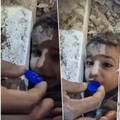 Snimka obišla svijet: Dječak (2) u ruševini bio zaglavljen 44 sata, vodu mu donijeli u čepu