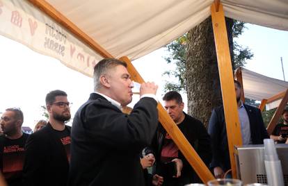 FOTO Milanović uz pivo u ruci uživao na festivalu u Sisku