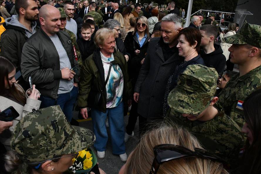 Na svečanoj prisegi ročnika u Požegi pozornost je privukla Diva Perković, kći pjevača Marka Perkovića Thompsona