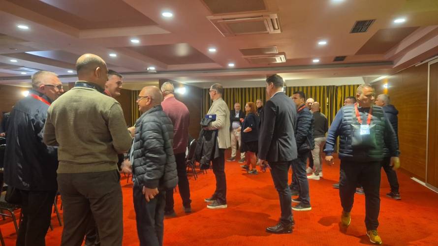 Slijede novi izbori jer Sinovčić i Buljat imaju isti broj glasova. Jedan član zaokružio za obojicu