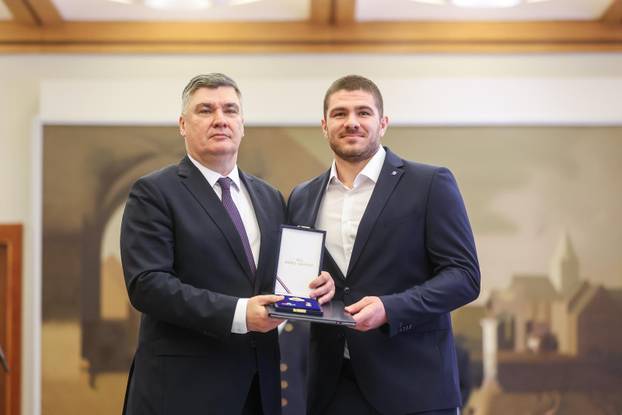 Zagreb: Predsjednik Republike uručio  je odlikovanja Hrvatskoj rukometnoj reprezentaciji