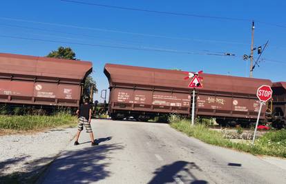 Na pruzi Zagreb-Vinkovci teretni vlak iskočio iz tračnica: Do daljnjeg je zatvorena za promet