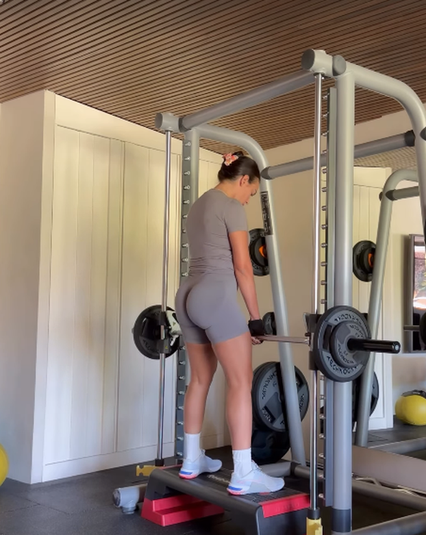 FOTO Georgina odradila trening i pokazala veliku guzu, a onda se jedva utegla u crnu kožu