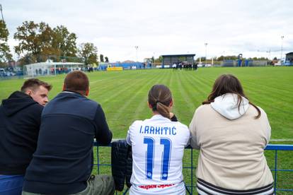 FOTO Nasmiješeni predsjednik Hajduka u Grubišnom Polju, uz njega i klupski šef osiguranja