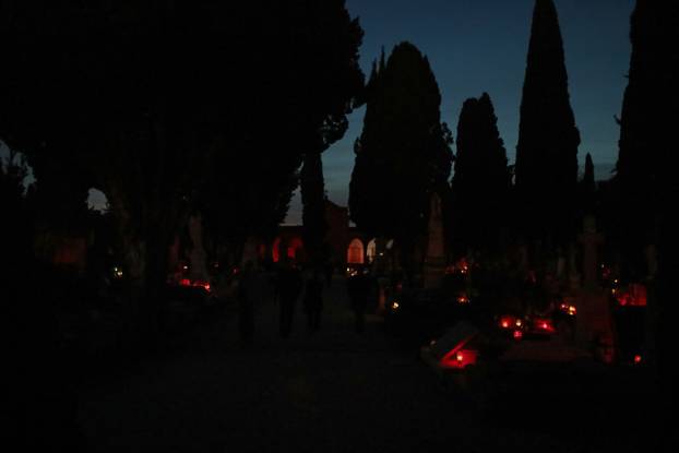 Zadar: Večernji pogled na Gradsko groblje na blagdan Svih svetih