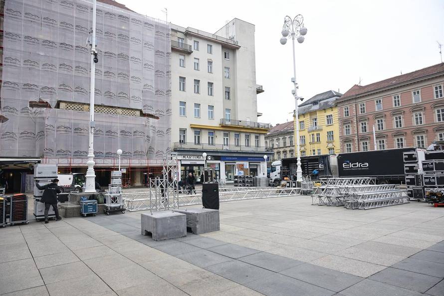 Zagreb: Postavljanje bine na glavnom Trgu gdje će biti organiziran doček rukometaša
