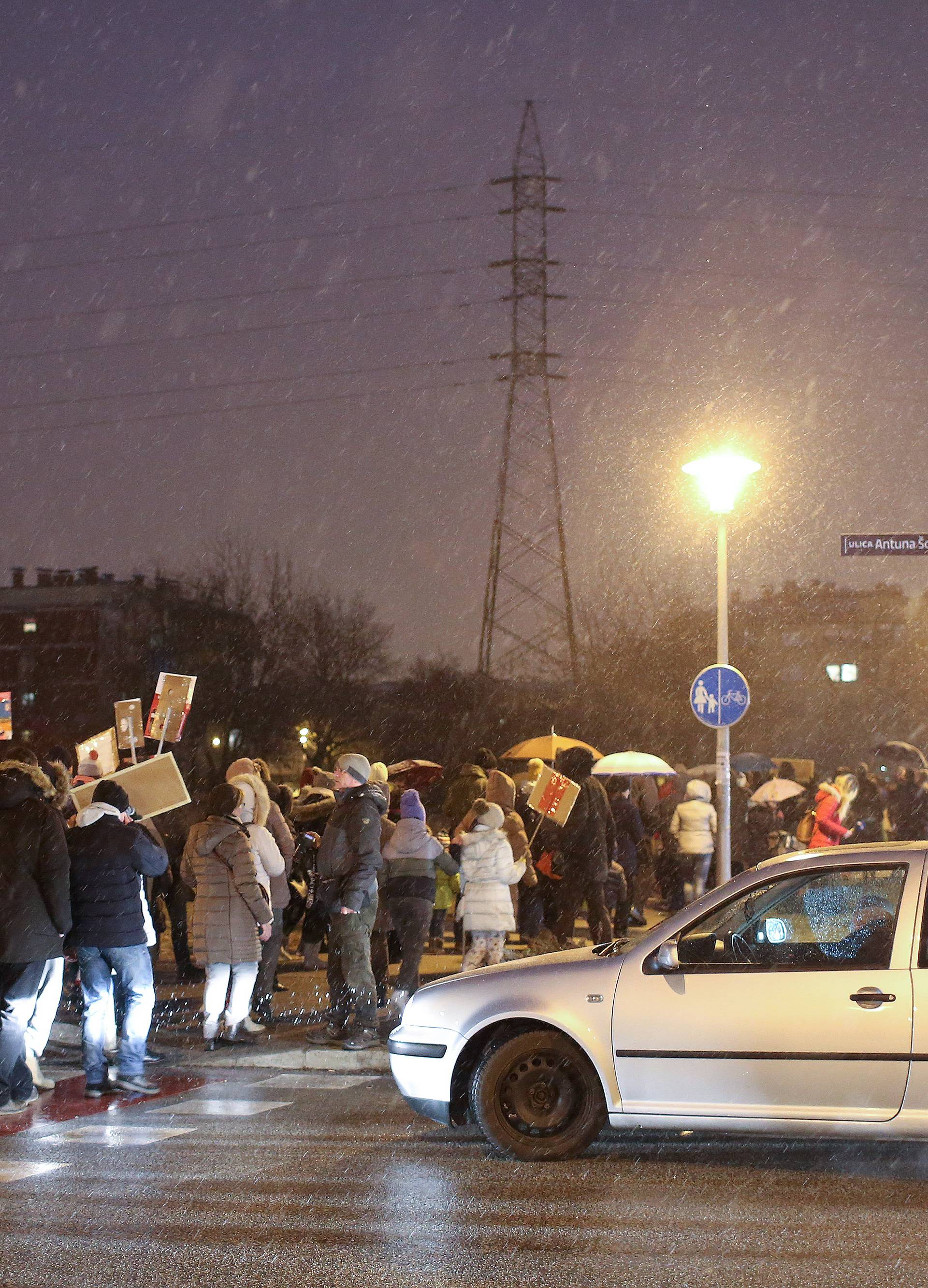 Zagreb: Stanovnici Å panskog blokirali zebru u znak prosvjeda protiv naplate parkiranja