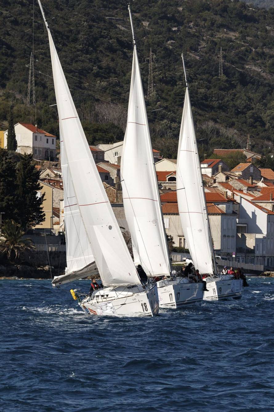 FOTO U Viškoj vali žene opet preuzimaju kormilo: Uskoro kreće deseta regata PMS Žena