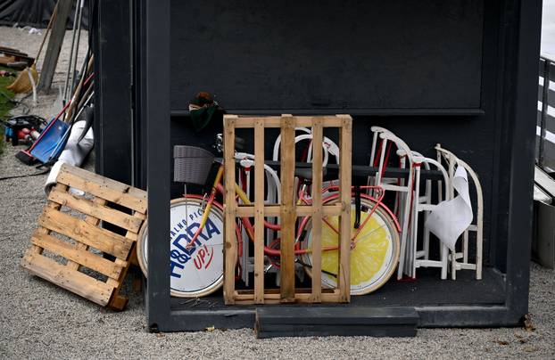 Zagreb: Priprema se ledeni park na Zrinjevcu i postavljaju se adventske kućice