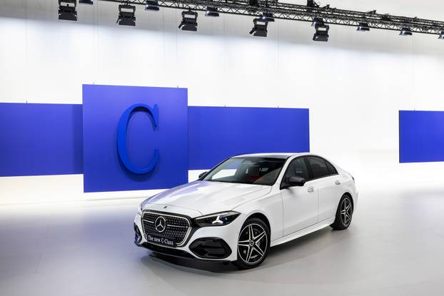 Vertraute Stärke auf einem neuen Niveau: Die neue Mercedes-Benz C Klasse bleibt sich treu – und wächst über sich hinausThe new Mercedes-Benz C-Class: Refined strength. Trusted continuity.
