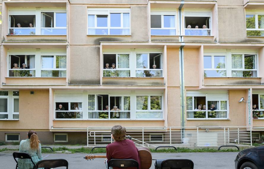 Zagreb: Djelatnici pripremili mini koncert za 102. rođendan štićenice Doma za starije osobe Maksimir