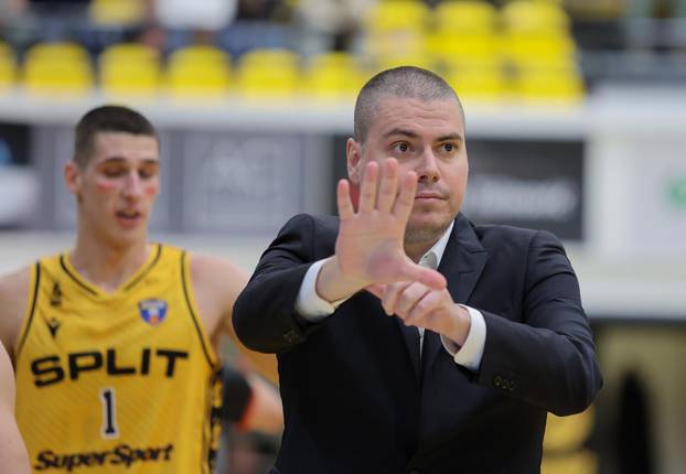 Split: Košarkaši igrali "našminkani" u znak podrške Međunarodnom danu borbe protiv nasilja nad ženama