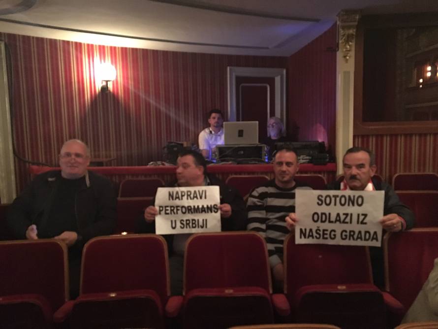 Policija izbacila HSP-ovce koji su ometali Frljićevu predstavu