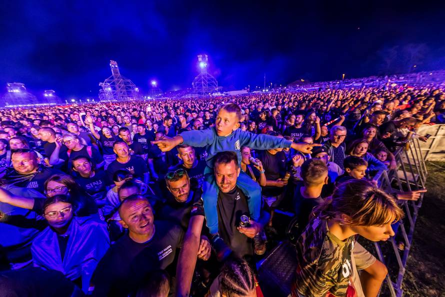 Obožavatelji na velikom koncertu Marka Perkovića Thompsona u Sinju