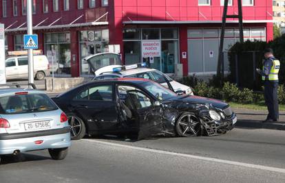 Sudarila se dva automobila u Zagrebu, ozlijeđen muškarac