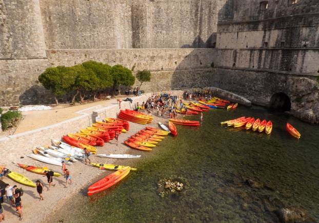 Dubrovnik ljeti, tisuće posjetitelja, ali i bogata ponuda za svakoga
