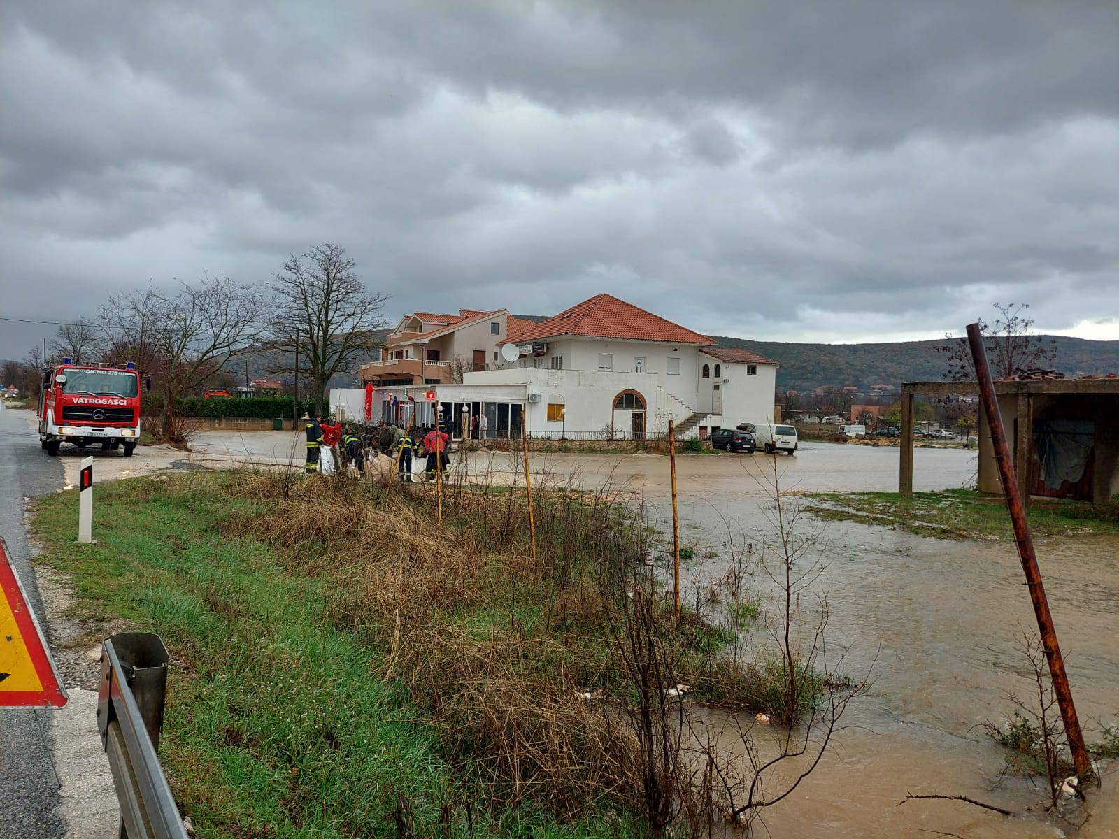Dicmo pod vodom, poplavljene kuće: 'Ovo nisam doživio otkad znam za sebe. Upozoravali smo'