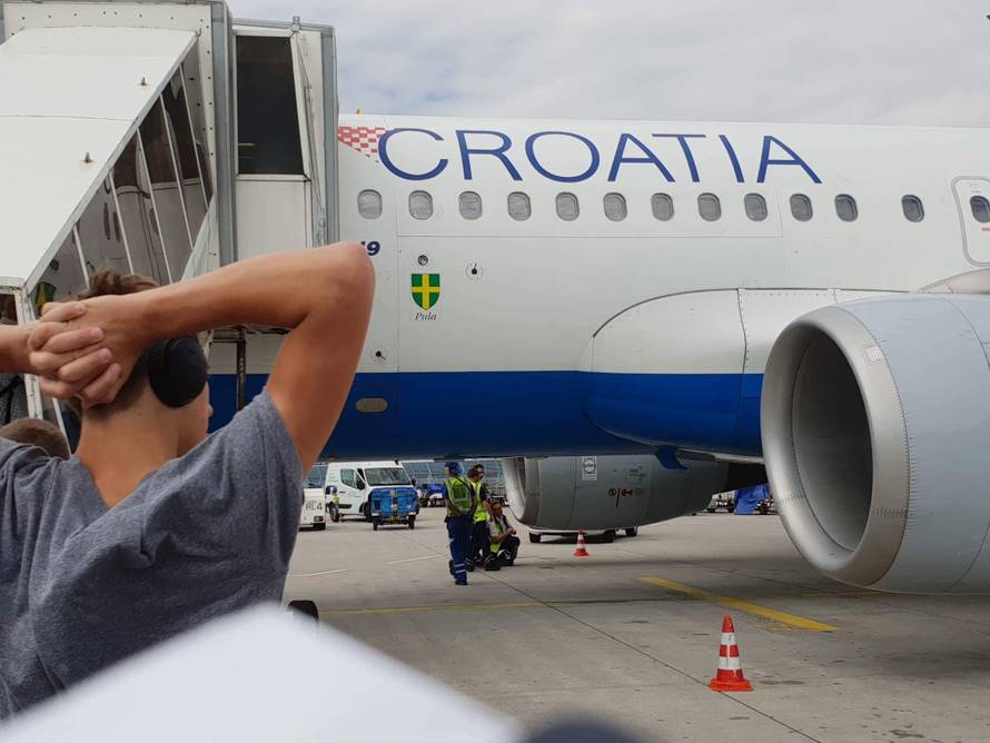 Avion CA u Zadru: 'Čekali smo satima, osjećamo se prevareno'