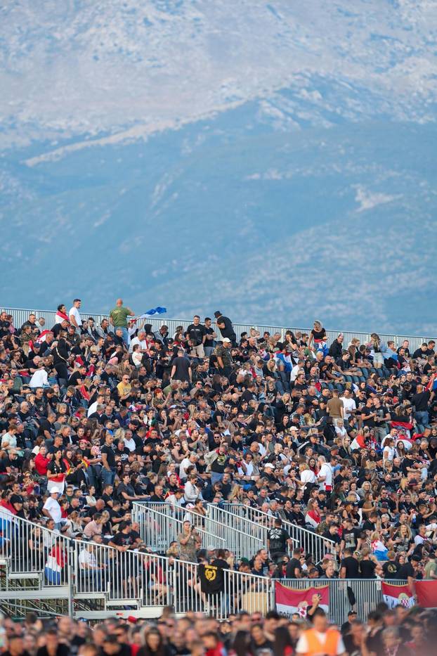 Sinj: Thompsonovi obožavatelji čekaju početak koncerta na hipodromu