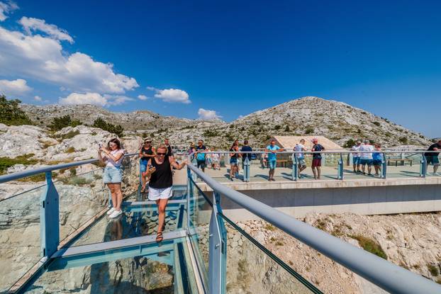 Brojni posjetitelji dovoljno su hrabri za obilazak Skywalka, vidikovca na Biokovu