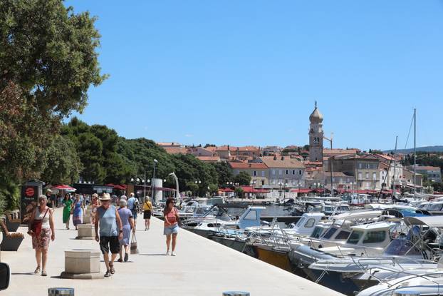 Krk: Ponuda na tržnici, u restoranu i na plaži