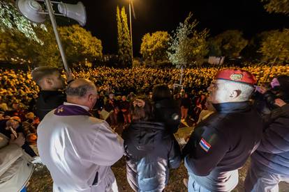 VIDEO Pogledajte veličanstveni mimohod Torcide. Obratila im se 'djevojčica u plavom kaputiću'