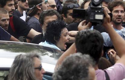 Grci dolaze političarima na vrata i napadaju ih zbog krize