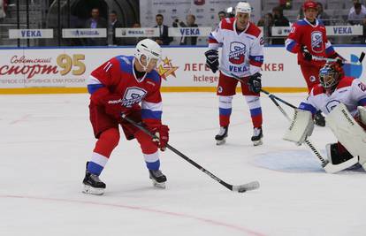 Vladimir Putin zabio je osam golova u hokejaškoj utakmici