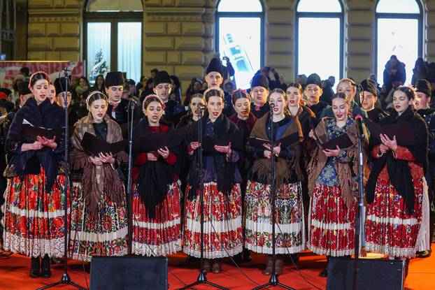 Zagreb: Paljenje prve adventske svije?e