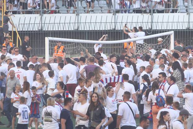 Split: Navijači ušli u teren na završetku  utakmice  Hajduk - Šibenik