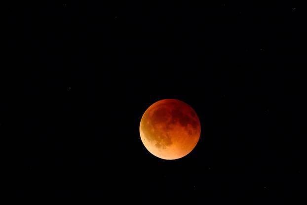 A total lunar eclipse in Herrnleis