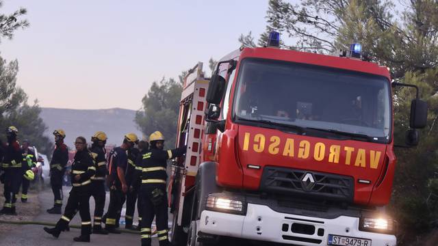 Župan Boban i Ante Sanader u obilasku požarišta na Čiovu