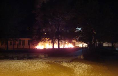 Drniš: Vatrogasci su uspjeli obraniti školu od plamena